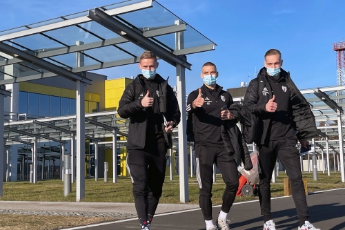 Odhod z letališča Edvarda Rusjana Maribor. Z leve: Žan Karničnik, Nino Kouter in Marin Karamarko.