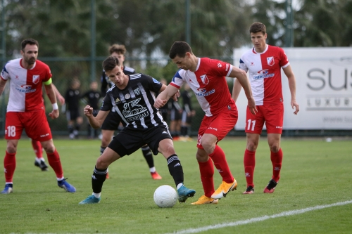 Vito Štrakl in Miodrag Gemović. V ozadju akcijo spremljata igralca Vojvodine Nikola Drinčić (18) in Stefan Djordjević (11).