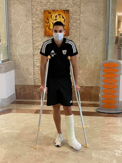 Vratar Mure Dušan Gyergyek je staknil poškodbo gležnja. Fotografija je nastala januarja 2021 v hotelu v Turčiji.