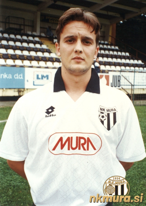 Goran Gutalj je bil eden izmed najboljših napadalcev Mure. Na prvenstvenih tekmah je dosegel 28 zadetkov. Fotografija je nastala v sezoni 1997/1998, ko je Mura postala jesenski prvak.