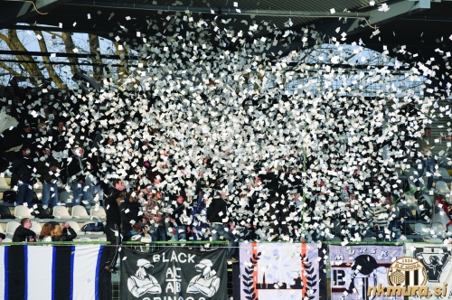 Koreografija Gringosov na severni tribuni stadiona Fazanerija.