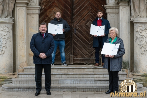 Fotografija je nastala pred vhodom v soboški grad.