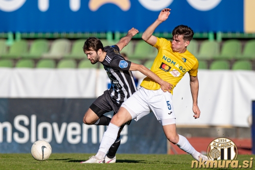 Klemen Pucko je odigral 100. uradno tekmo v dresu Mure. Na fotografiji v dvoboju z Markom Španringom.