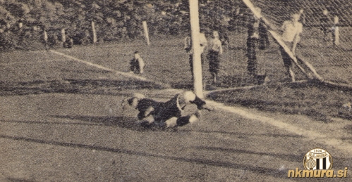 Prizor z nogometne tekme na starem igrišču Mure med Muro in Hermesom. Tekma je bila odigrana 28. junija 1934. Prikazan je gol na južni strani igrišča ob strugi Puconskega potoka, v kateri teče voda Ledave. Na tem igrišču se je rodila Mura. Črno-beli so tukaj igrali do konca leta 1935.
