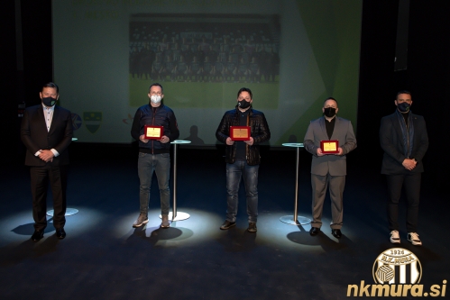Prejemniki priznanj v kategoriji Najboljše moške ekipe med kolektivnimi športi. Prvi z leve je župan Aleksander Jevšek, tretji pa predsednik Mure Robert Kuzmič.
