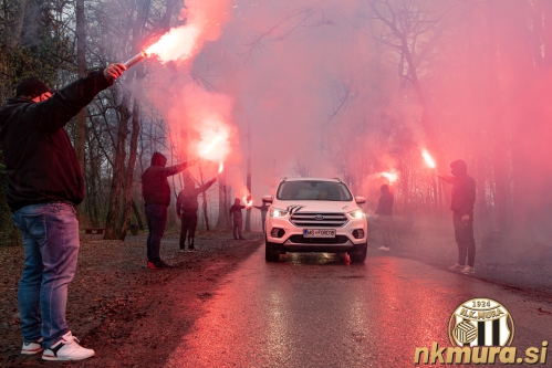Black Gringosi so z baklami in pesmijo pospremili igralce do vhoda na stadion. Fotografija je nastala na na cesti, ki vodi do glavnega vhoda na stadion pred tekmo Mura : Maribor (14. 3. 2021).