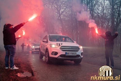 Black Gringosi so z baklami in pesmijo pospremili igralce do vhoda na stadion. Fotografija je nastala na na cesti, ki vodi do glavnega vhoda na stadion pred tekmo Mura : Maribor (14. 3. 2021).
