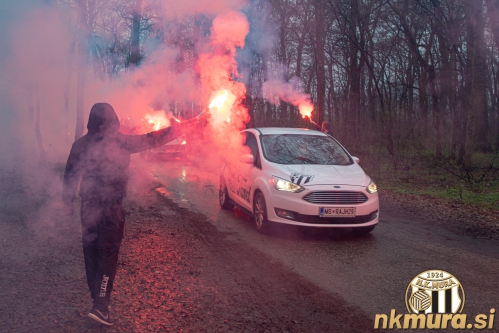 Black Gringosi so z baklami in pesmijo pospremili igralce do vhoda na stadion. Fotografija je nastala na na cesti, ki vodi do glavnega vhoda na stadion pred tekmo Mura : Maribor (14. 3. 2021).