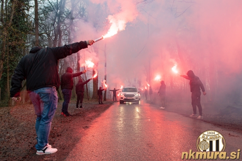 Black Gringosi so z baklami in pesmijo pospremili igralce do vhoda na stadion. Fotografija je nastala na na cesti, ki vodi do glavnega vhoda na stadion pred tekmo Mura : Maribor (14. 3. 2021).