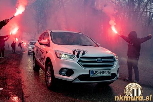 Black Gringosi so z baklami in pesmijo pospremili igralce do vhoda na stadion. Fotografija je nastala na na cesti, ki vodi do glavnega vhoda na stadion pred tekmo Mura : Maribor (14. 3. 2021).