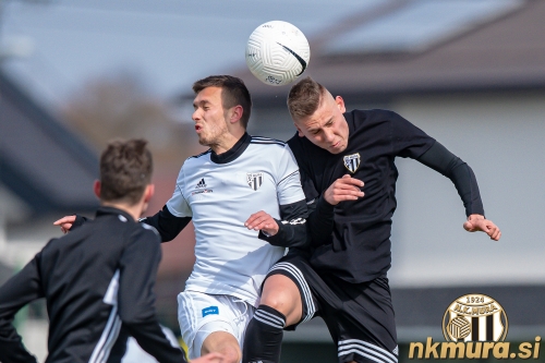 Andrija Filipović v boju za žogo z mladincem Alešem Štornikom.