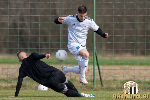 Mihael Klepač je dosegel štiri zadetke. Zaustaviti ga poskuša Aleš Štornik.