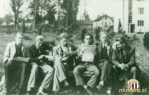 Obdobje med vojno je močno zarezalo v življenje ljudi. Slovensko besedo je zamenjala madžarska beseda, slovenski časopis pa madžarski Muraszombat és vidéke. Fotografija prikazuje ljudi na klopi v soboškem parku, ki berejo Muraszombat és vidéke. V tem časopisu so med drugim obširno poročali o dogajanju v Muri. Bil je propagandni časopis. Fotografija je nastala med vojno.