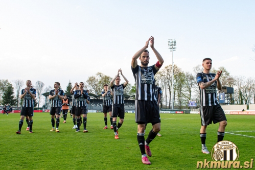 Po koncu tekme so igralci pozdravili Black Gringose, ki so navijali za južno tribuno.