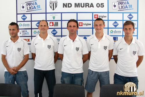 Skupinska fotografija po tiskovni konferenci. Stojijo od leve: Igor Celec (športni direktor), Ante Šimundža (trener, Miroslav Topič (predsednik), Timotej Dodlek, Rajko Rep.