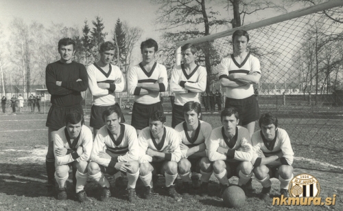 Nogometaši Mure, slovenski prvaki v sezoni 1969/70. Stojijo od leve: Lazić, Kovač, Koblencer, Nikolić, Satler. Čepijo: Košak, Kranjc, Jože Horvat - Didi II, Posavec, Tkalčec in Ivančič.