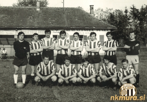 NK Mura iz leta 1967, član 1. slovenske nogometne lige. Stojijo od leve: Vlado Vrdjuka, Zlatko Tkalčec, Karel Glažar, Ervin Kerčmar, Emil Miloševič, Anton Puškarič, Ludvik Rebrica in Pihler. Čepijo: Milan Koblencer, Janez Sečko, Silvo Martinuzi, Jože Horvat in Franček Matjašec.