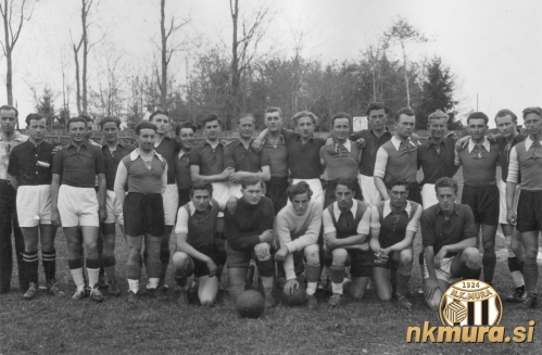 Nogometaši Mure med 2. svetovno vojno v temnejših dresih in s temnimi ovratniki. Stojijo: ___, Ljubomir Deškovič, ___, ___, Štefan Čagran, ___, Jože Gerenčer, Ervin Kerčmar starejši, Vladimir Kukanja starejši. Čepijo: Slavko Jandl (vratar), ___