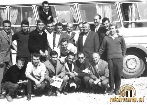 Nogometaši in vodstvo Mure pred potjo na tekmo. Zgornja vrsta: Miloševič, Martinuzi, Puškarič, Drvarič, Erjavec, Zavec, Ervin Kerčmar starejši, Aki Norčič, Vöröš, ___, Morčič, Sečko. Čepijo: Matjašec, Maučec, Vrdjuka, Jože Norčič, Skalar, Cigüt. Fotografija je nastala v 60. letih.
