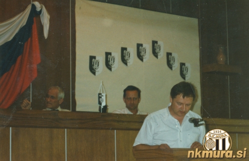Občni zbor Mure leta 1994. V ozadju je Tugomir Frajman, za govorniškim odrom pa Ervin Kerčmar mlajši.