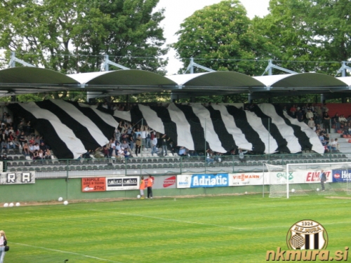 Pogled na severno tribuno.