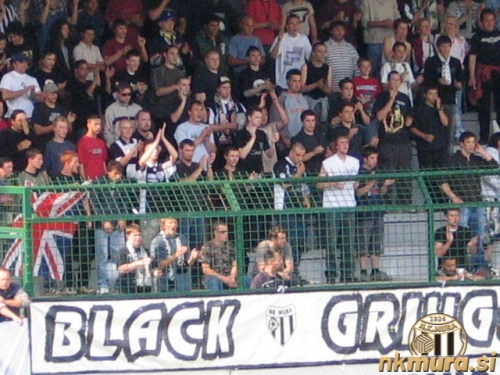 Navijaška skupina Black Gringos na severni tribuni.