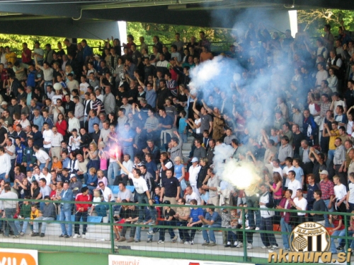 Na južni tribuni so zagorele bakle.