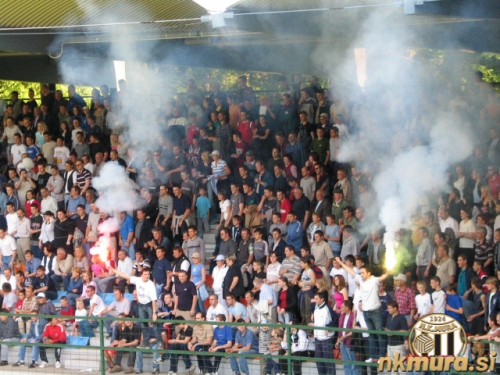 Pogled na južno tribuno.