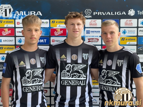 Z Muro so 3-letne profesionalne pogodbe podpisali (od leve): Niko Kasalo, Jaka Domjan in Žan Buček.