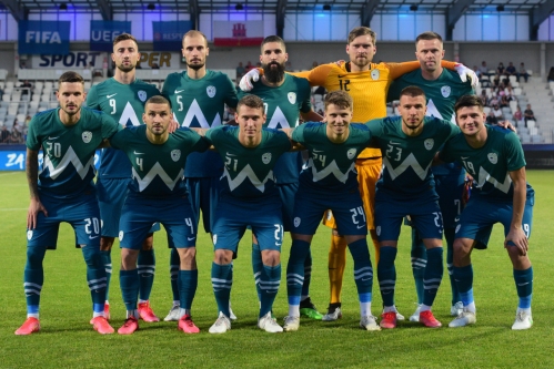 Nino Kouter (drugi v spodnji vrsti) je zaigral na prijateljski nogometni tekmi proti Gibraltarju.