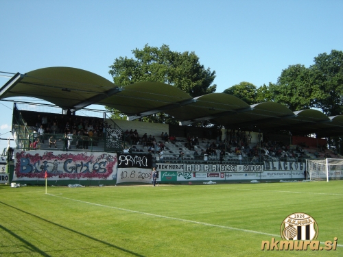 Navijaška skupina Black Gringos je izobesila transparent PRVAKI 10.6.2006.