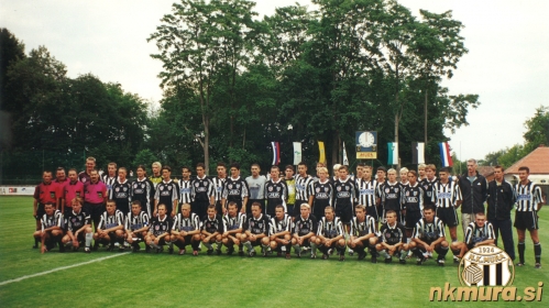 Skupinska fotografija pred pričetkom tekme. Nogometaši Mure od leve: Luk, Ristić, Grizold, Vogrinec, Gajser, Bagola, Nikčević, Gabor, Talaber, S. Žilavec, Sabotin, Benko, Slavic, Celcar, Mesarič, Šnurer, Dominko, Kamnik, Erniša. Čepijo: Cifer, Vogrinčič, Lukič,  Prednik, D. Žilavec in  Petrovič.