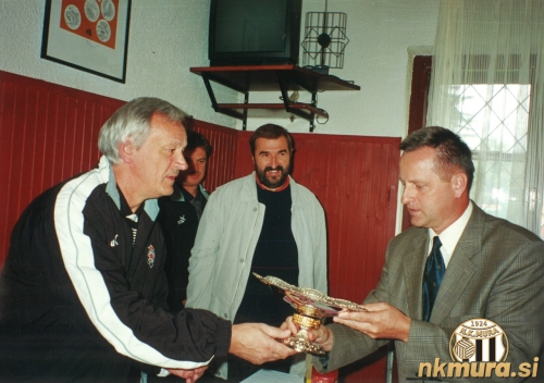 Slavko Drljaća (marketing Partizana), Ljubiša Tumbaković (trener Partizana), Geza Farkaš (član UO), Tugomir Frajman (predsednik)