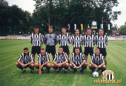Začetna enajsterica Partizana. Stojijo od leve: Ivić, Radiša Ilić, Delibašić, Trobok, Gerasimovski in Rašović. Čepijo: Ćirković, Iliev, Peković, Saša Ilić in Duljaj.