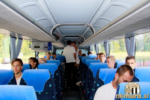 V avtobusu pred stadionom.