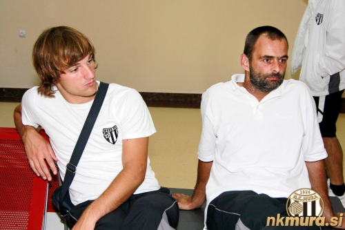 Leon Sreš in Sebastijan Starovasnik na letališču.