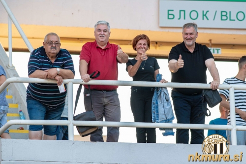 Nekateri zvesti navijači so z avtomobilom v Skopje potovali več kot 10 ur.