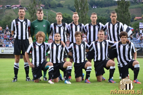 Stojijo od leve: Fabijan Cipot, Filip Draković, Denis Kramar, Matic Maruško, Dragan Jelić, Mate Eterović. Čepijo: Leon Sreš, Nino Kouter, Damjan Bohar, Leon Horvat in Erik Janža.