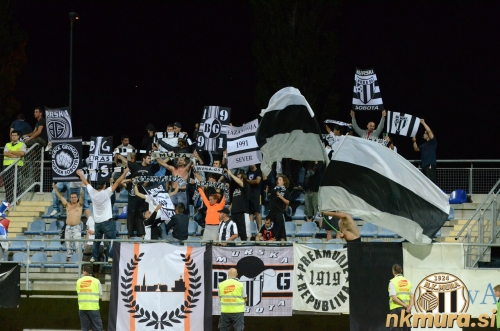 Navijaška skupina Black Gringos je bila locirana na nepokriti tribuni.