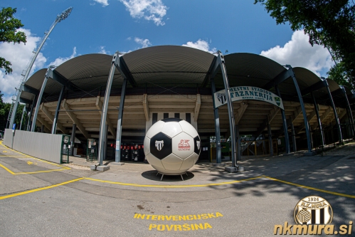 Glavni vhod na stadion Fazanerija.  Pred vhodom se nahaja velika žoga glavnega sponzorja Mure, podjetja Generali.