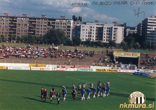 Prihod igralcev na igrišče. Tekma med Bečejm in Muro je bila odigrana na stadionu Vojvodine v Novem Sadu.