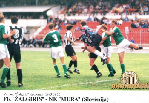 Prizor s tekme Žalgiris Mura, ki je bila odigrana 10. avgusta 1995 v Vilni. Gneča v kazenskem prostoru Mure in posredovanje vratarja Štefana Černjaviča.