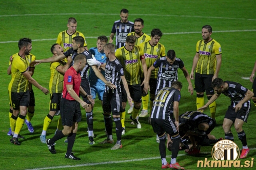 Gneča v kazenskem prostoru Radomelj po prekršku nad Lorbkom.