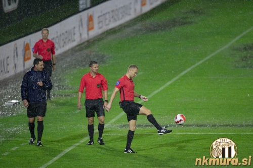 Sodniška trojka preizkuša, če zelenica dovoljuje nadaljevanje tekme.