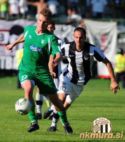 Dare Vršič (v dresu Olimpije) in Matic Maruško.
