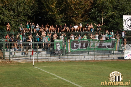 Na tekmi je bila tudi navijaška skupina Green Dragons.