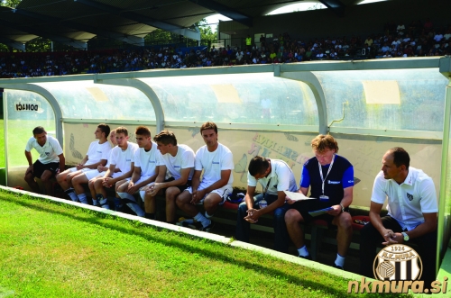 Klop Mure. Od leve: Jože Janža (fizioterapevt), Nino Kouter, Simon Pavel, Denis Kramar, Armend Sprečo, Filip Draković, Damjan Ošlaj, Igor Celec (športni direktor), Feri Cifer (pomočnik trenerja) in Ante Šimundža (trener).