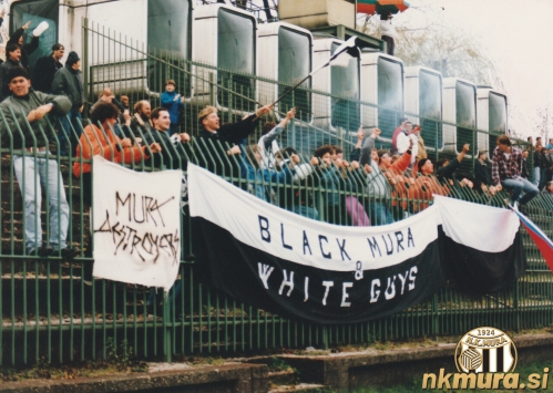 Prvo znano gostovanje Black Gringosov je bilo za Bežigradom, 17. novembra 1991. Zasledimo lahko transparenta Black and white guys in Mura Destroyers.