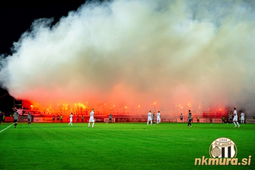 Gringosi so v 30. minuti prižgali bakle. Prikazana je severna tribuna stadiona.