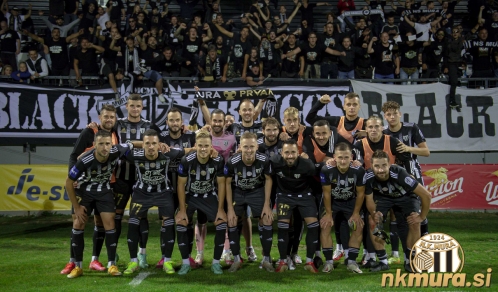 Po zmagi je sledila skupinska pred navijači. Zgoraj od leve: Maroša, Škoflek, Kous, Obradović, Maruško, Pucko, Karamarko, Zalokar, Mahmić, T. Cipot, K. Cipot. Spodaj od leve: Kozar, Mandić, Horvat, Karničnik, Lotrič, Šturm, Lorbek.